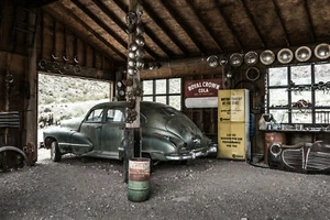 Photo Wall Mural-OLD WORKSHOP-(2803)-NON WOVEN-Wallpaper-Cars Cuba-Car Garage XL - Picture 1 of 5