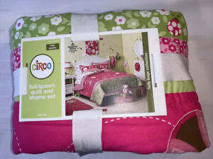 New 3 pcs Circo LADYBUGS Collection Full/Queen Quilt and Shams Set - Pink/Green