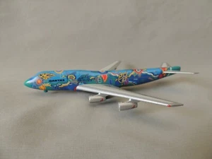 Qantas metal airplane Balarinji - Picture 1 of 10