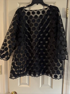 Precioso de colección. Blusa elegante negra a lunares transparentes de diseñador para mujer con encaje Foto 1 de 4