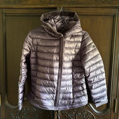 Abrigo acolchado Bernardo EcoPlume Lust para mujer con ribete de piel sintética púrpura grande Foto 1 de 4