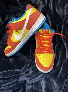 Nike SB Dunk Low Bart Simpson Uomo Taglia 12 Sneakers BQ6817-602 OG Rosso Giallo Blu - Foto 1 di 7