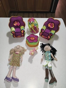 Muñecas de peluche, sillas, otomana, perro y pájaro Groovy Girls de Manhattan Toys - Imagen 1 de 3