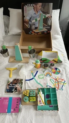 Kit de juego Lovevery the Enthusiast para 28, 29, 30 años Foto 1 de 4