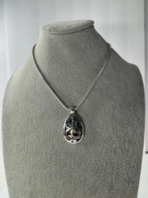 Collar pergamino Brighton. Collar Contempo plateado en excelente estado. Foto 1 de 4