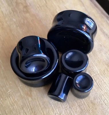 ПАРА вогнутых черных ониксовых каменных заглушек ушных раковин органические датчики для пирсинга ушей - Изображение 1 из 4