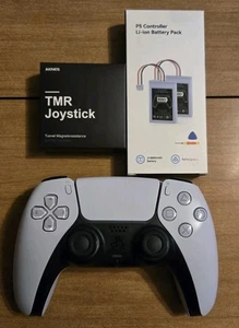 Controller PS5 Aggiornato - Bianco - Batteria Nuova 8800mah + Joystick TMR Installati!  - Foto 1 di 9