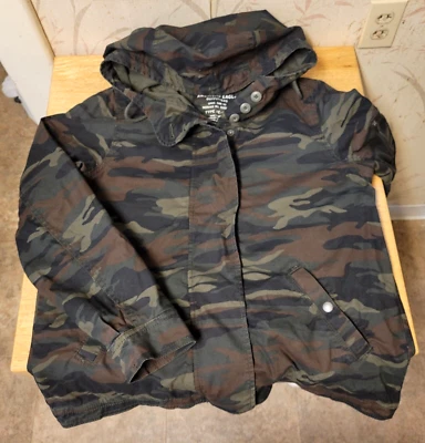 Chaqueta utilitaria con capucha American Eagle camuflaje bordado floral LOVE talla L Foto 1 de 4