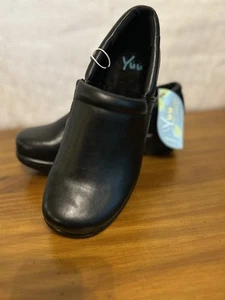 Yuu Womens Bethanee Black Faux Leather Round Toe Slip On Size 9W Clogs - Picture 1 of 8