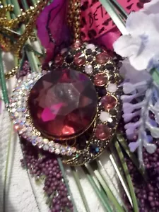 BETSEY JOHNSON VINTAGE STYLE SHADES OF PURPLE CRYSTAL HEART PENDANT NECKLACE - Picture 1 of 11