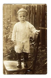 Anfang 1900 RPPC Postkarte, Junge Foto nach dem Spielen im Dreck - Bild 1 von 2