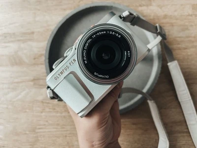 Olympus PEN E-PL10 Digitalkamera weiß M.ZUIKO DIGITAL 14-42mm F3.5-5.6 Japan - Bild 1 von 4