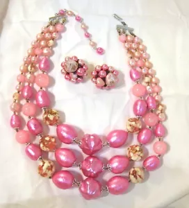 Collar de cuentas texturizadas de lucita rosa de tres hilos de colección, pendientes Japón - Imagen 1 de 1