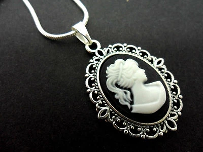 "HANDMADE" UN BONITO COLLAR COLGANTE CAMEO ENCHAPADO EN PLATA EN BLANCO/NEGRO. NUEVO.