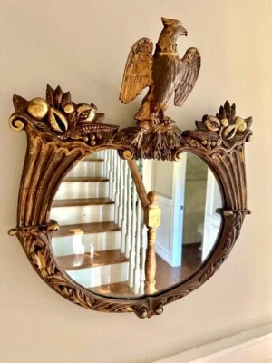 Antiguo espejo federalista de madera dorada y yeso de cornucopia y águila de la década de 1840 Foto 1 de 4