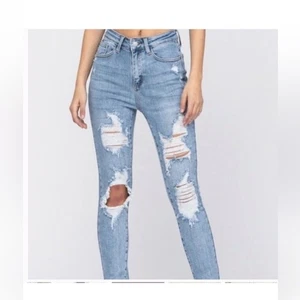 JUDY BLUE MOMMIN’ AINT EASY RELAXED STRETCH DISTRESSED JEAN SIZE 13/31 BOYFRIEND - Picture 1 of 14