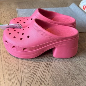 Crocs Siren Clog Heeled Plateau Damen Größe M12 Hyper Pink Barbie Neu - Bild 1 von 7
