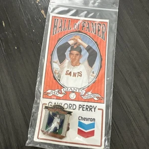SF GIANTS CHEVRON HALL OF FAMER ANSTECKNADEL GAYLORD PERRY - Bild 1 von 2
