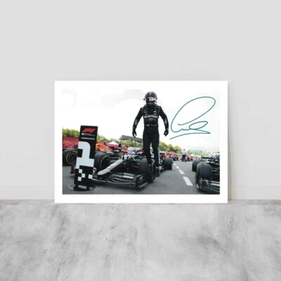 LEWIS HAMILTON MERCEDES FIRMATO AUTOGRAFO STAMPA IDEA REGALO FORMULA 1 MOTORI - Immagine 1 di 2