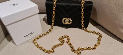 BOLSO CHANEL VINTAGE CON CRISTALES LOGO CC Y CADENAS BIJOUX 24K Foto 1 de 4