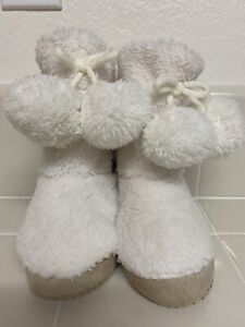 NWT GYMBOREE Baby Girls Size 9-10 Fuzzy Cream Ivory Cozy Warm Slippers Pom Poms