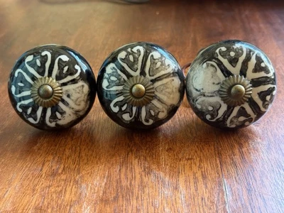 Juego de 3 perillas de puerta de porcelana/cerámica negra y crema tiradores de cajón de 2 1/4" de diámetro Foto 1 de 4