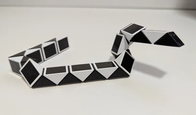 Quebra-cabeça de cobra mágica vintage Rubiks Twist 1980 brinquedo de plástico, preto e branco - Imagem 1 de 2