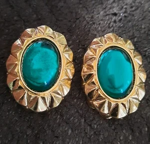 Ginnie Johansen Vintage Gold Tone Earrings With Oval Green Stone 1 Inch - Picture 1 of 4