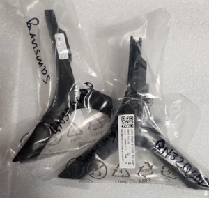 Patas de TV Samsung QN32Q60D (BN96-50113G / BN96-50114D) - Nuevas - Envío Gratis - Imagen 1 de 3