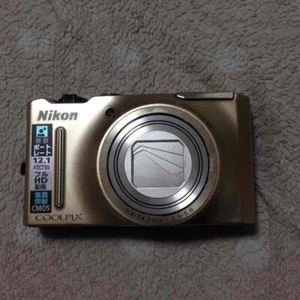 Cámara digital compacta Nikon Coolpix S8100 dorada excelente 25677G - Imagen 1 de 4