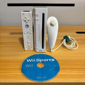 Console Nintendo Wii Completa di cavi e accessori con Wii Sports PAL PEGI 3 - Imagen 1 de 10