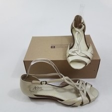 discontinued clarks artisan sandals