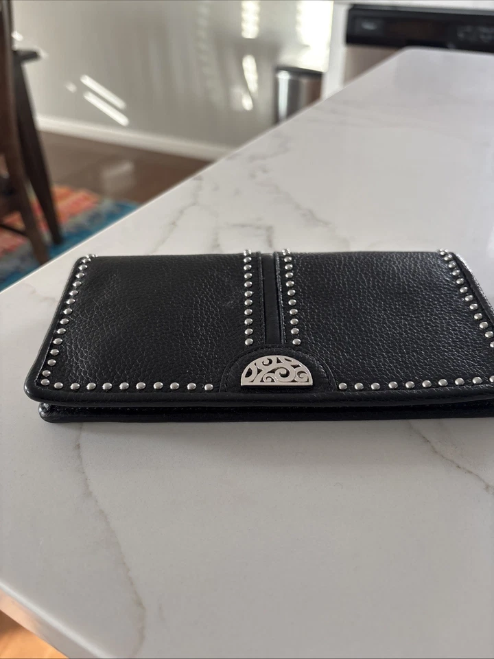 Cartera Brighton negra con tachuelas de grano de guijarro con emblema plateado Foto 1 de 4