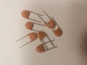 7 Stück Keramik Kondensator 50V   150pF braun - Bild 1 von 1