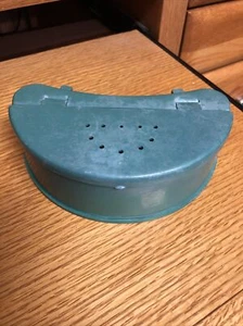 Vintage Kidney Shaped Plastic Live Bait Box Belt - Picture 1 of 4