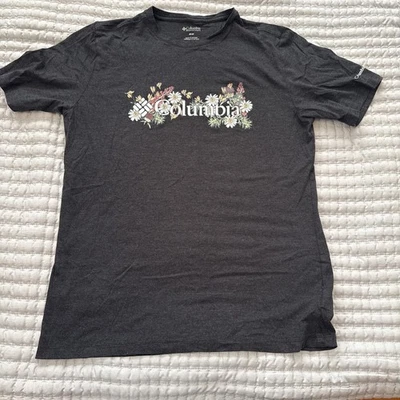 Camiseta mediana para mujer Columbia negra con diseño de flores Foto 1 de 4