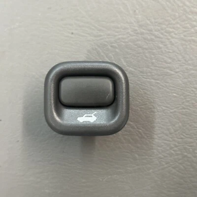 Interruptor de liberación de puerta trasera de maletero Honda CRV CR-V RD1 1997-2001 GRIS Foto 1 de 4