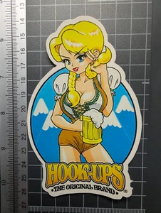 Calcomanía adhesiva Hook-Ups - Chica anime criada cerveza rubia, arte pin-up retro - Imagen 1 de 1