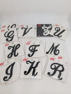 Menge 17 Joy Bügelbild Stickerei Buchstaben Sortiment schwarz & 1 weiß 1,5" Patches - Bild 1 von 21