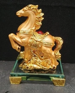 Estatua de caballo dorado del zodiaco chino - Imagen 1 de 8