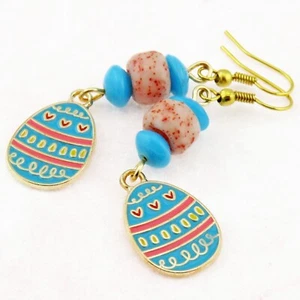 Lindos pendientes de huevo de Pascua y cuentas de vidrio esmaltado de metal dorado de SoniaMcD - Imagen 1 de 21