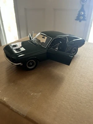 Ford Mustang fundido 1:18 1968 verde “BULLITT” GT 390 Steve McQueen - Imagem 1 de 4