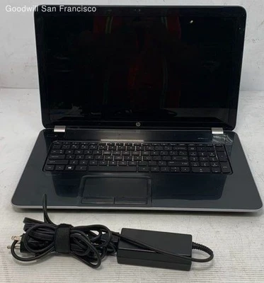 HP Pavilion 640GB HDD AMD A8-5550M 2.1GHz 8GB RAM 17.3" Windows 10 Foto 1 de 4