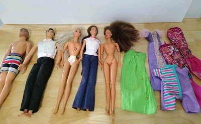 Lote 5 Muñecas Barbie (2) 12" (3) Muñecas Ken Muñecas Antiguas Años 70 90 Años 2000 Con Ropa 7 Trajes Foto 1 de 4