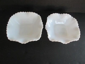 Vintage 2 Diamant Spitze überbackener/gerüschter Rand 6" quadratische Milchglas Schüsseln - Bild 1 von 3