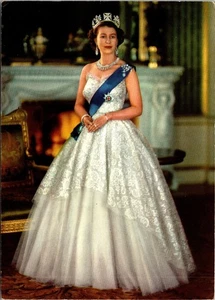 Postal de la reina Isabel II frente a chimenea con corona - Imagen 1 de 2