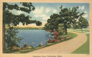 Postal de saludos desde Coldwater Michigan botes de remos a lo largo del lago 1947 - Imagen 1 de 2