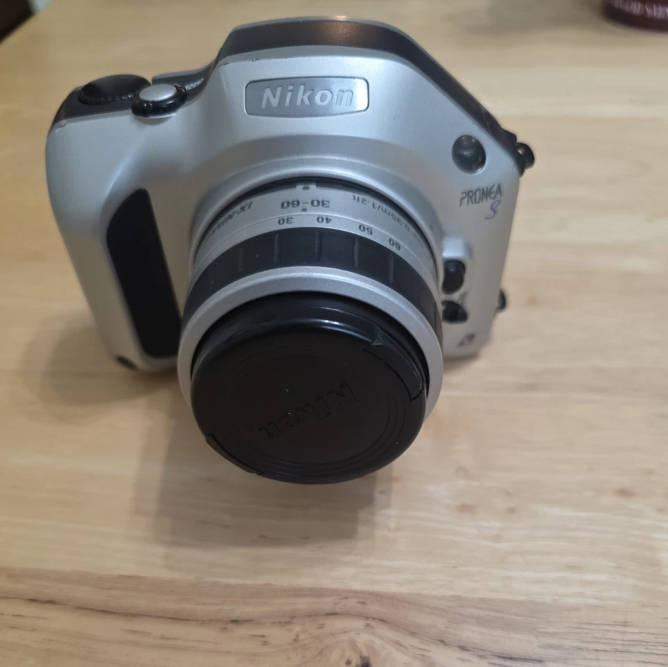 尼康 Pronea S 相机带镜头和盖通电。 — 第 1/4 张图片