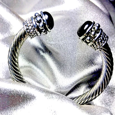 Brazalete de cable trenzado con cabujones de ónix Foto 1 de 4