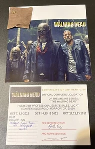 Pantalla de utilería The Walking Dead usada “Walker Skin” de WHISPERER Camp con certificado de autenticidad - Imagen 1 de 6